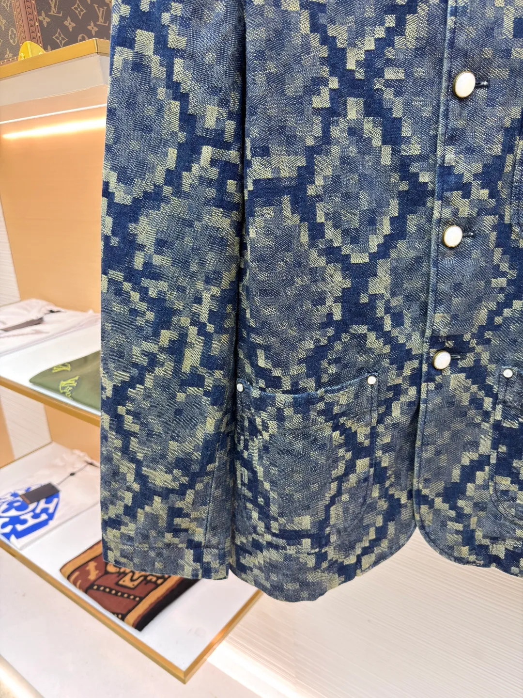 LOUIS VUITTON snake-print denim jacket ●Original version: purchased and developed by 27296 ●Item number: 1681014-C20 ●Fabric: denim fabric ●Technology: Distressed production ●Version: fitted version ●Weight: about 1375 grams ●Size: 46-48-50-52 ●Description: Customized Snakoflage denim for the spring and summer show will be Pharrell The Damoflage pattern written by Williams is transformed into a pixel-effect snake jacquard. The customization cycle is 25 days. The whole body is fixed and counter-cut, including the back pocket splicing, which is fully aligned with the body. It is made of artificial pearls with a pure copper distressed base. The leather tag on the back waist is made of suede and has a high-temperature embossed checkerboard Fei Dong logo. The overall wiring is straight and delicate, the fabric is comfortable and soft, and the color is consistent without color difference. It can be matched with the same style to create a fashionable look and control various occasions. Customized accessories, complete with three standards, same style for men and women!